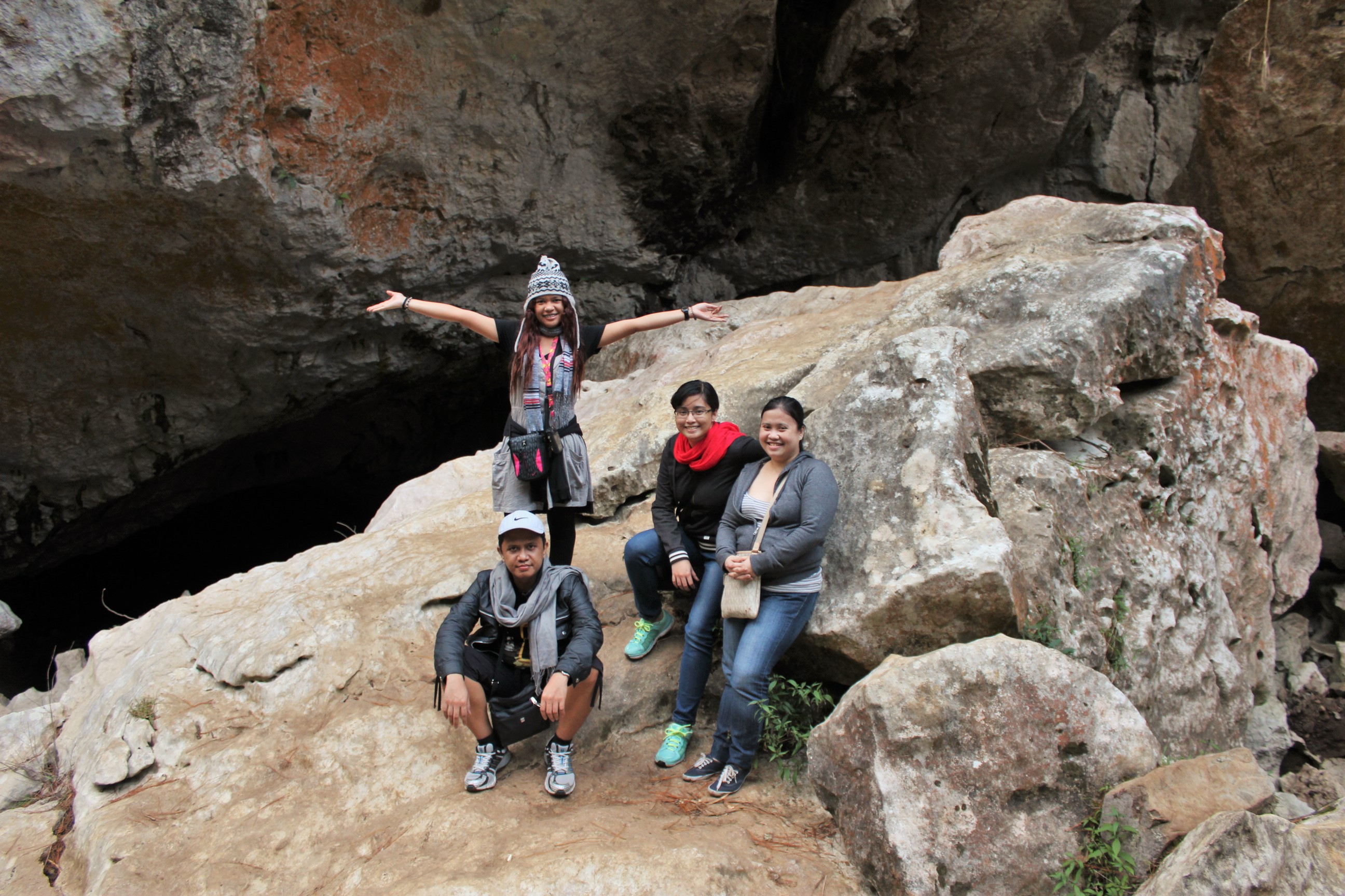 sagada-boulder-underground-river